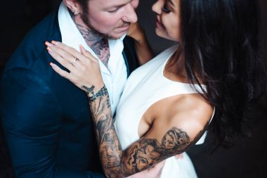 İçeride kameraya poz veren güzel, genç bir çift.