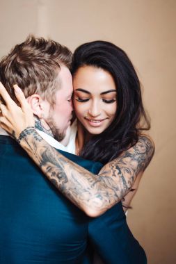 İçeride kameraya poz veren güzel, genç bir çift.