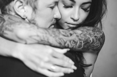 İçeride kameraya poz veren güzel, genç bir çift.