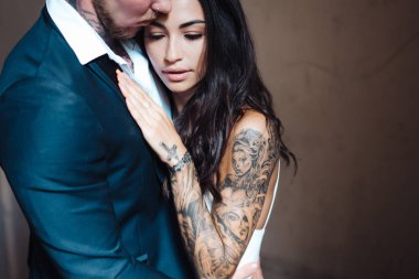 İçeride kameraya poz veren güzel, genç bir çift.