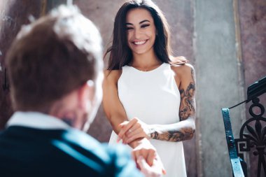 İçeride kameraya poz veren güzel, genç bir çift.