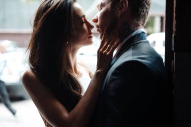 Kapının önünde poz veren çift.