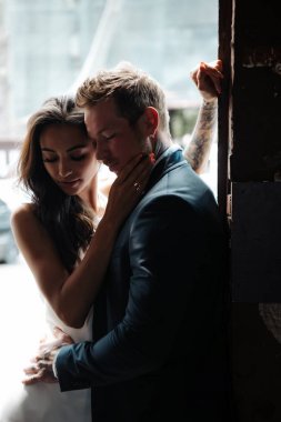 Kapının önünde poz veren çift.