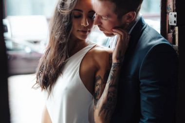 Kapının önünde poz veren çift.