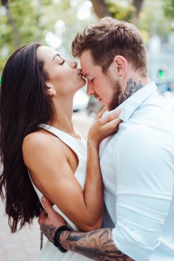 Kız ve yakışıklı erkek açık havada