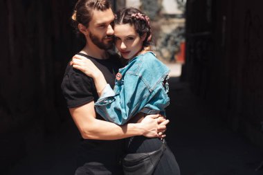 # Genç adam ve kadın sahnede #