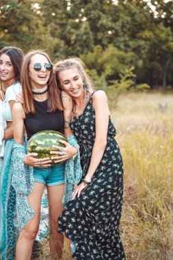 Bir karpuz ile iki kız