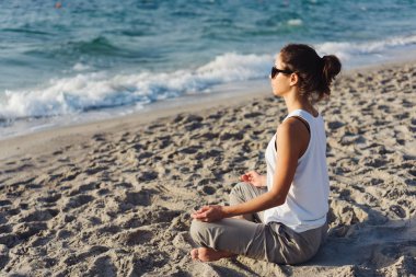 Yoga Çalışan Genç Kadın