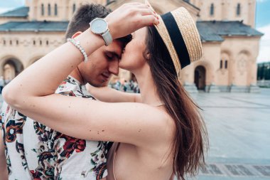 genç bir çift aşık, sokakta sarılma.