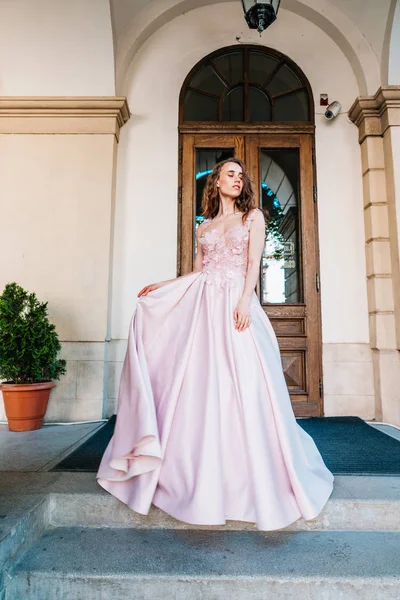 Şık bir gece elbisesi giymiş bir kadın.