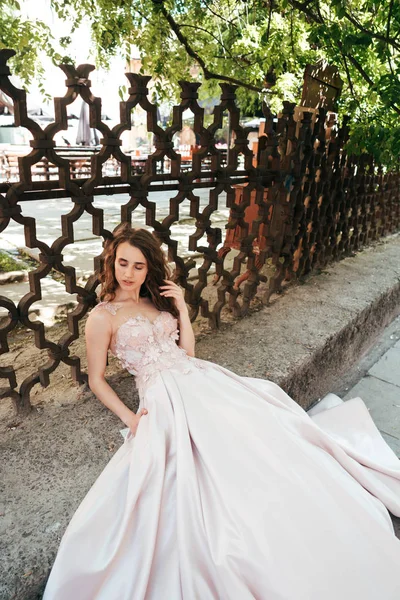 Şık bir gece elbisesi giymiş bir kadın.