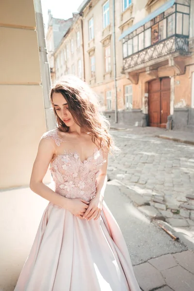 Mulher em um vestido de noite elegante — Fotografia de Stock