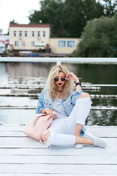 금발 여자 가방 — 스톡 사진