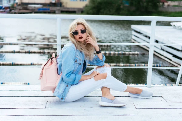 Blonde Frau mit Tasche — Stockfoto