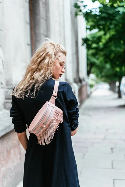 Blond kobieta z torbą — Zdjęcie stockowe