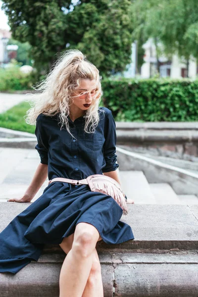 Mujer rubia con una bolsa — Foto de Stock