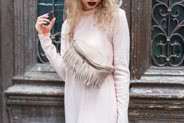 Femme blonde avec un sac — Photo