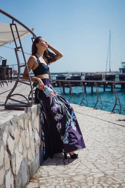 Rıhtımda genç ve güzel bir kadın