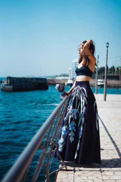 Rıhtımda genç ve güzel bir kadın