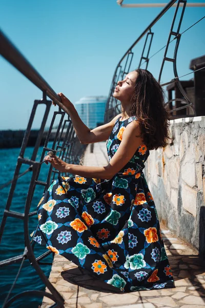 Rıhtımda genç ve güzel bir kadın