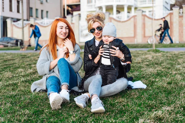 엄마와 숙모 가 공원에서 한 남자 아이와 노는 모습 — 스톡 사진