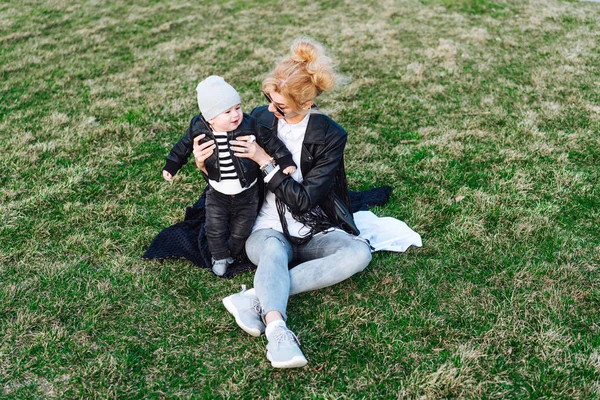 Młoda dziewczyna i dziecko na zielonej trawie — Zdjęcie stockowe