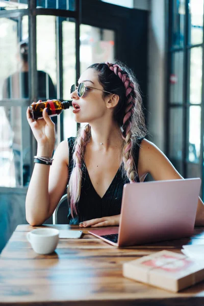 Молодая женщина сидит в кафе — стоковое фото