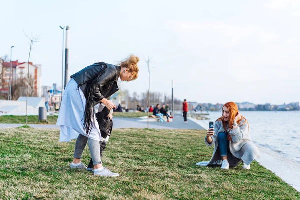 Dos mujeres y un niño en el lago — Foto de Stock