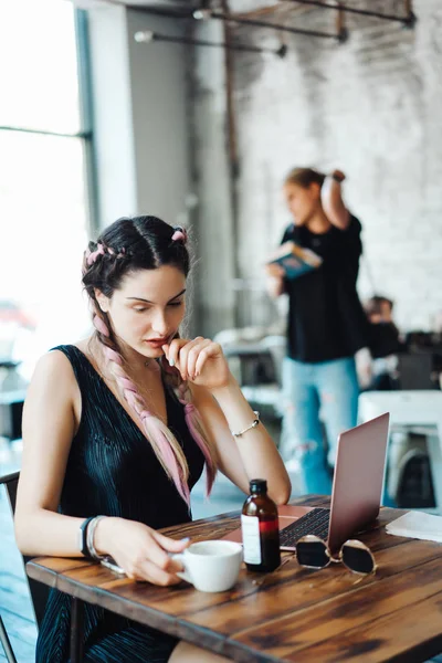 Mujer joven sentada en la cafetería —  Fotos de Stock