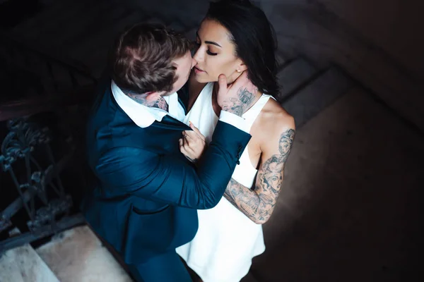 Bonito, jovem casal posando na câmera dentro de casa — Fotografia de Stock