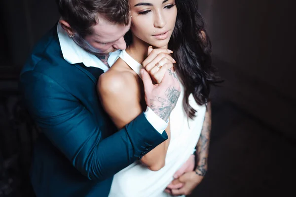 Bonito, jovem casal posando na câmera dentro de casa — Fotografia de Stock