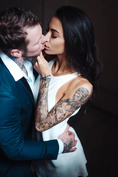 Bonito, jovem casal posando na câmera dentro de casa — Fotografia de Stock