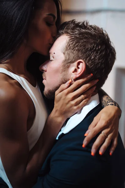 İçeride kameraya poz veren güzel, genç bir çift.