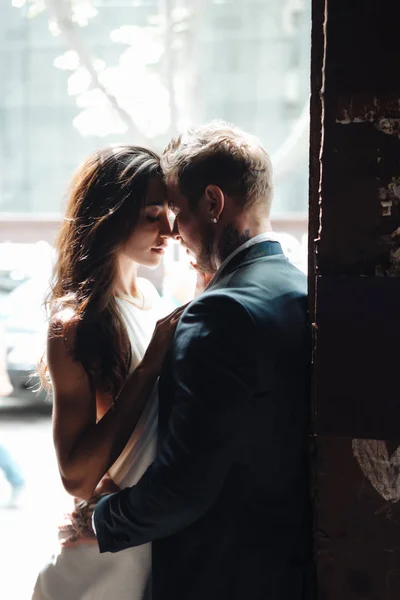 Kapının önünde poz veren çift.