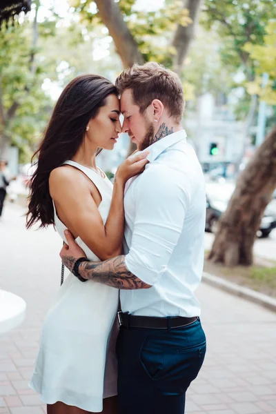 Kız ve yakışıklı erkek açık havada