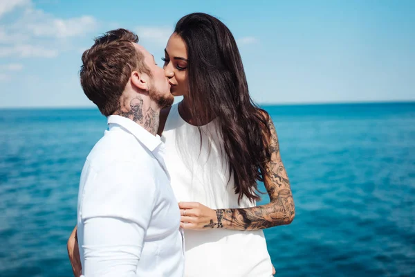 Adam ve kız rıhtımda