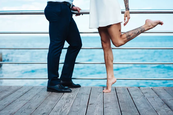 Guy and girl on the sea pier — Stock Photo, Image