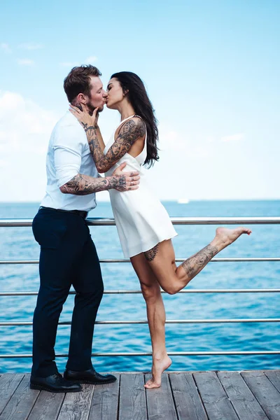 Guy and girl on the sea pier — Stock Photo, Image