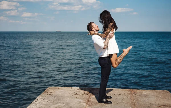 Kerl und Mädchen auf der Seebrücke — Stockfoto