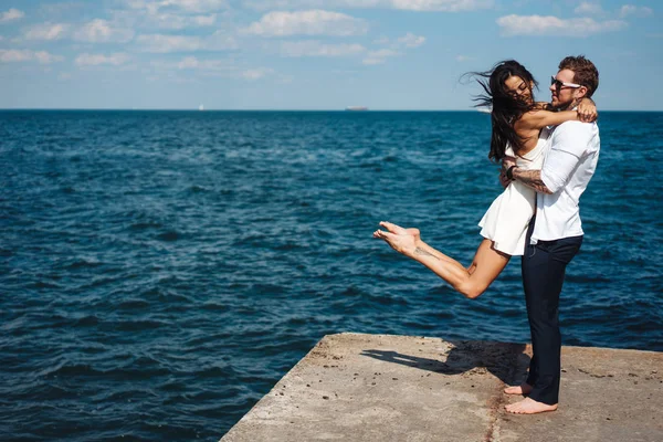 Guy e menina no cais do mar — Fotografia de Stock