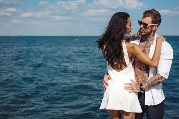 Guy and girl on the sea pier — Stock Photo, Image