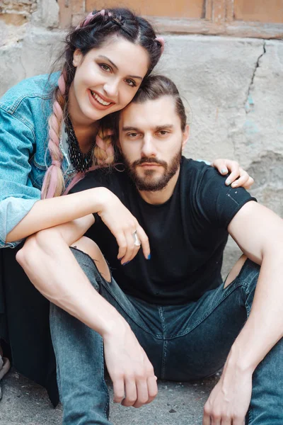 # Genç adam ve kadın sahnede #