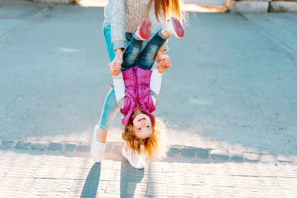 Mamá y niña jugando, divirtiéndose — Foto de Stock