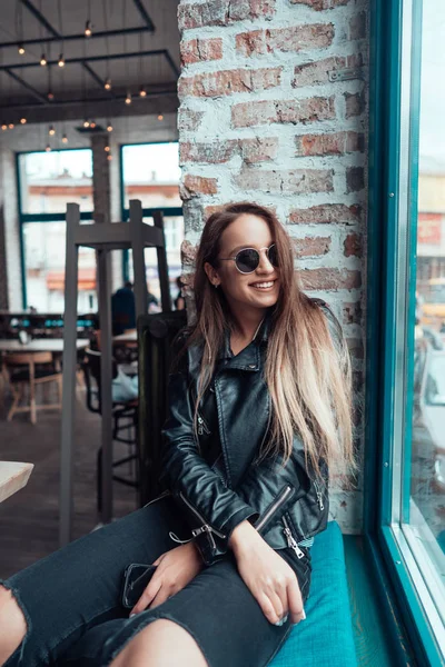 Menina bonita em óculos de sol posando na câmera — Fotografia de Stock