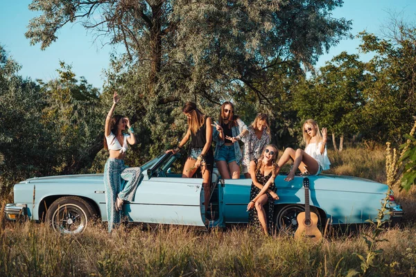 Kırsalda altı kız eğleniyor.