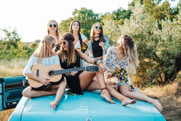 Kırsalda altı kız eğleniyor.