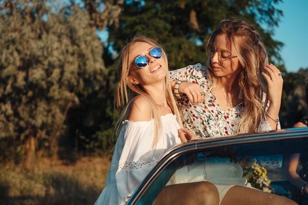 Zwei Mädchen haben Spaß auf dem Land — Stockfoto