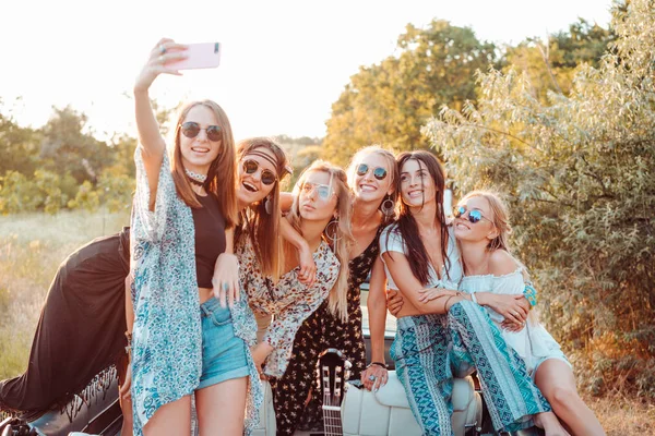 Seis meninas bonitas fazer selfie — Fotografia de Stock