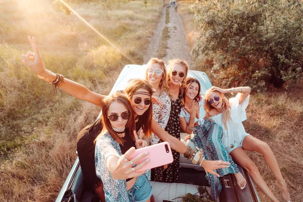 Seis meninas bonitas fazer selfie — Fotografia de Stock