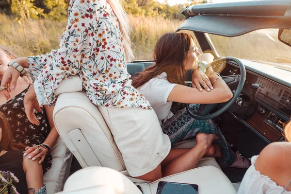 A menina ao volante de um carro — Fotografia de Stock